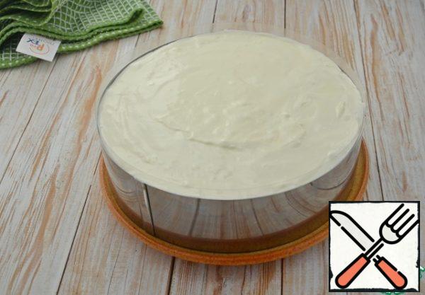 Mix the syrup with whipped cream and pour into a brownie mold.
Put it in the refrigerator.