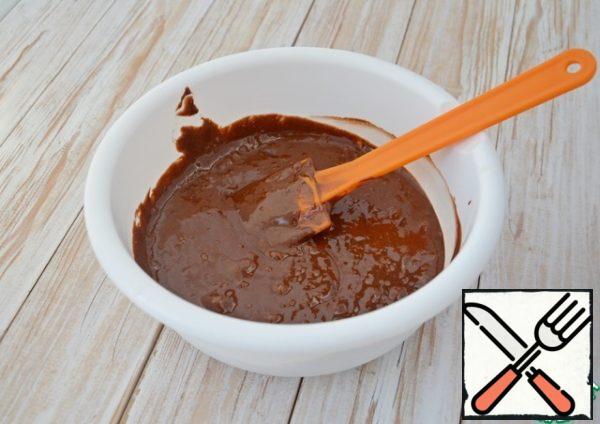 Mix flour with baking powder.
Beat sugar and eggs into a foam.
Melt the chocolate and butter, mix.
Mix everything together, let the dough stand for 10 minutes.