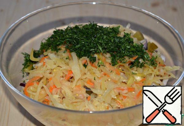 Sauerkraut lightly squeeze and add to the salad. Chopped dill to send the same.