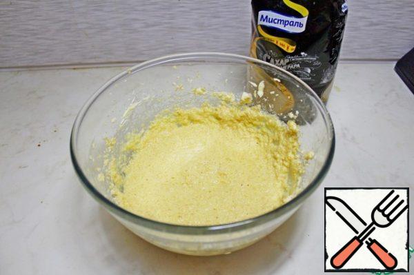 Soft butter beat with sugar.
Add the eggs one by one continuing to mix.