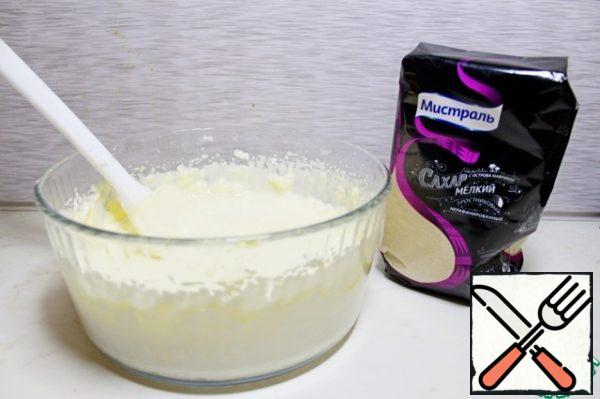 To prepare the curd layer, beat with a mixer curd cheese (can be replaced by smooth curd), eggs, sugar.