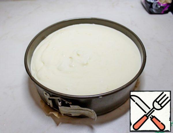 Put a layer of cottage cheese on top of the chocolate.
Bake at a temperature of 160 g for about 1 hour. The top should be slightly browned, and the middle should tremble slightly.
Leave the cheesecake to cool in the oven.
Send the cooled cheesecake to the refrigerator for 2-4 hours or overnight.