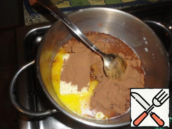 In a small saucepan, combine milk, sugar, butter and cocoa powder. Stirring the mass, heat it over low heat, bring to a boil.
