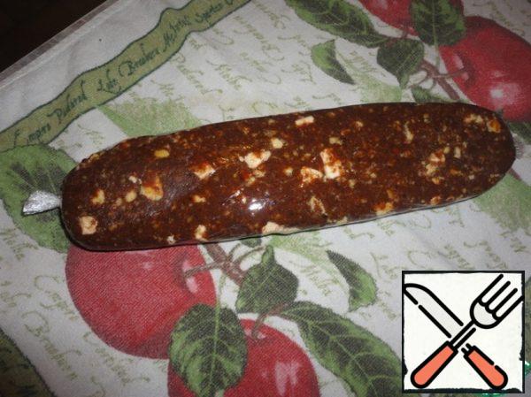 On the plastic wrap spread the mass and form a sausage out of it. Put the refrigerator for a couple of hours, preferably at night. Once the sausage has hardened, it can be cut and served with tea or coffee. Enjoy your tea!