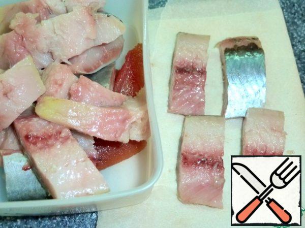 Clean and cut the herring into fillets, removing all bones.
Cut herring fillet into pieces 1-2 cm wide.
