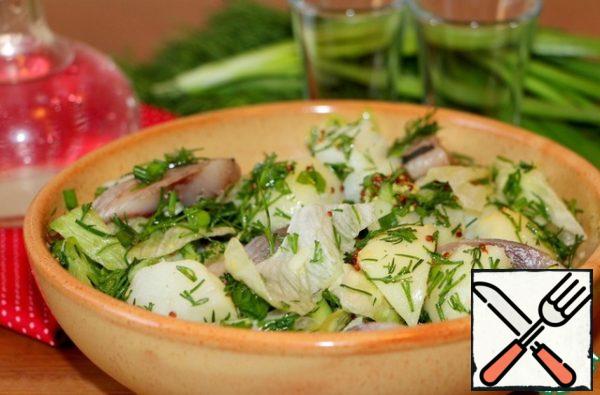 Mix the potatoes with lettuce leaves and herbs, pour the dressing (add salt and pepper if desired), mix.
Lay out the herring slices.