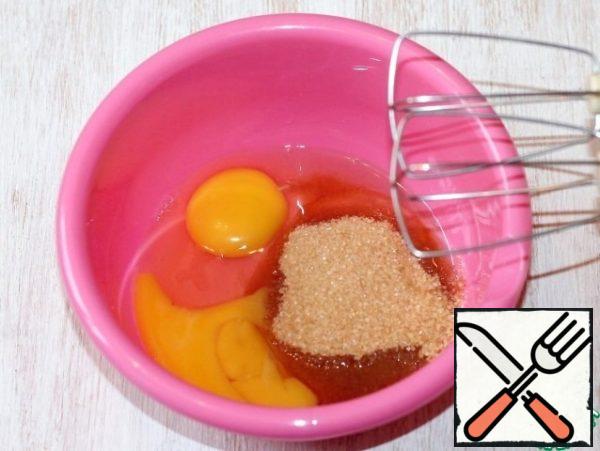 Prepare the chocolate dough. Mix two large eggs with 50 g of sugar and beat with a mixer.
