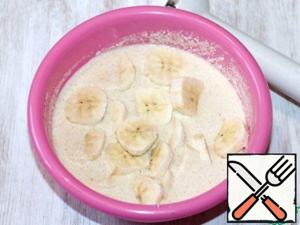 Prepare the stuffing. Cheese grind through a sieve, and then add the eggs (2 PCs), sugar (100 g), banana pieces (130 g) and 1 bag of vanilla. The banana I added to the density of the filling. All components are thoroughly crushed blender to obtain a homogeneous mass.