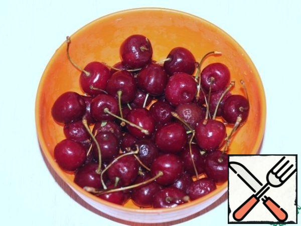 Prepare the cherries. Wash it and clean it of bones. If the berry has been frozen, it is pre-thawed.
