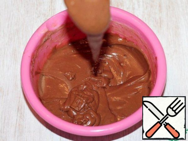 In the second part of the chocolate dough add 5-6 tablespoons of cold milk and mix. The dough barely drops off the spoon.