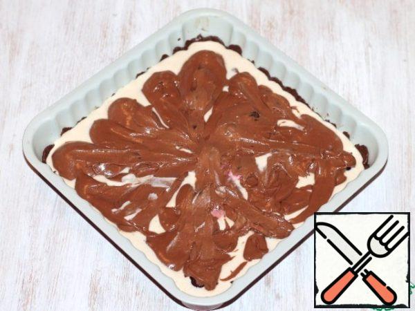Spread the chocolate dough with a spoon on the berry and distribute. The surface of the chocolate dough will not be smooth.