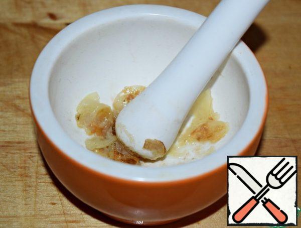 Heat the garlic in a mortar or mash it with a fork. Of course, you can use dried garlic, it will also be nice. But I advise you to spend ten minutes of your time and do as indicated in the recipe. The difference is noticeable, believe me!
