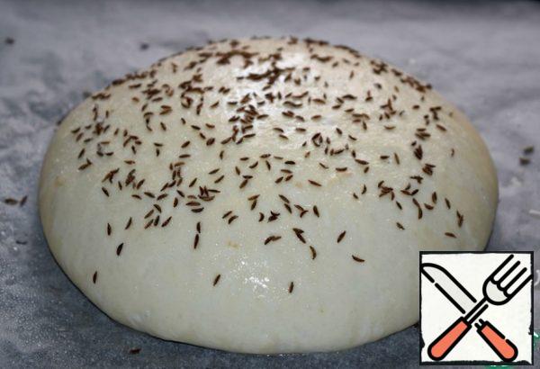 Sprinkle the bread with water, sprinkle with cumin (optional) and lightly salt. Bake in a preheated oven for 200 * 10 minutes, then reduce the temperature to 180* and bake the bread for another 15-20 minutes (of course, you need to focus on your oven).
