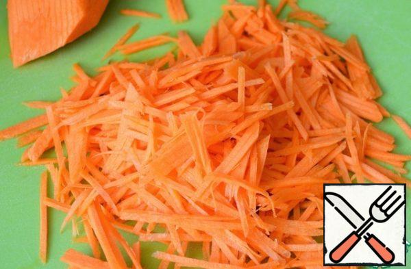 Peel the carrots and grate on a "Korean" grater. Fry until soft in 1 tbsp oil.
