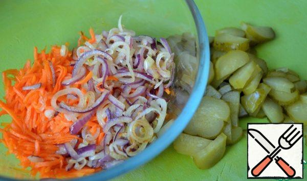 Put the carrots in a salad bowl.
Peel the onion, cut into half rings and fry.
Add to the carrots.