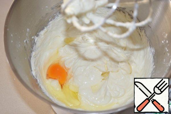 Now make the cheesecake.
Beat the cream cheese with sugar, vanilla sugar and corn starch.
Add one egg, beat well each time.