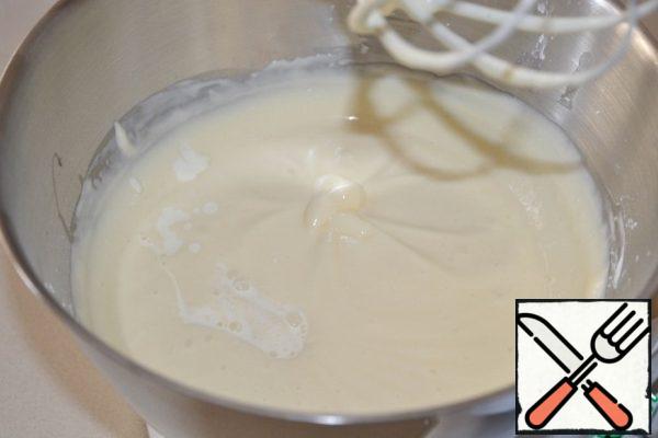 Add the cream, reduce the speed of the mixer, stir, but do not beat.