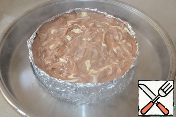 Put the form in a larger baking tray and about half of the form (or slightly higher) fill with hot water.
Bake in a preheated 160 degree oven for about 1 hour and 15 minutes.
Remove from the oven and leave to cool, put in the refrigerator for at least 4 hours.