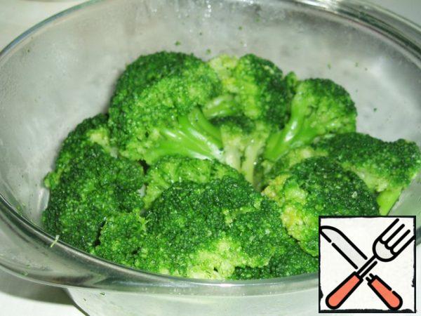 Put the broccoli, not frozen, directly into the microwave container, cover with a lid and cook when ready (at full power) for 7 minutes, mix gently once or twice during cooking. If the cabbage is not frozen like mine, 5 minutes is enough.
