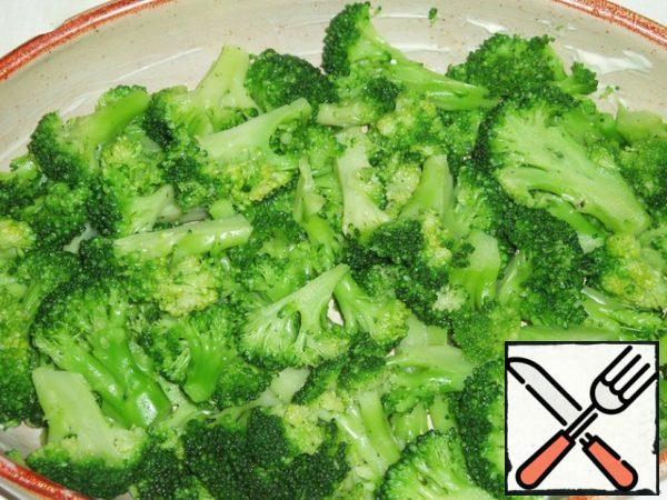 The finished broccoli is disassembled into smaller inflorescences, spread in a baking dish, greased with butter.
