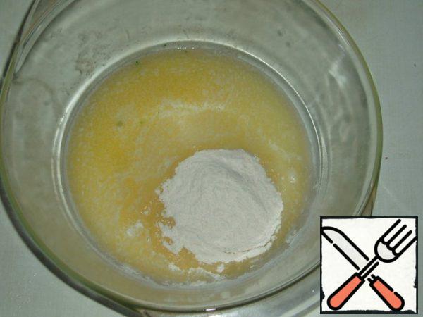 Melt the butter under PM 40 seconds. Add flour to it. Flour parboil for 30 seconds at PM. Gently, stirring, pour the milk and cook for 3 minutes with PM, stirring every minute.