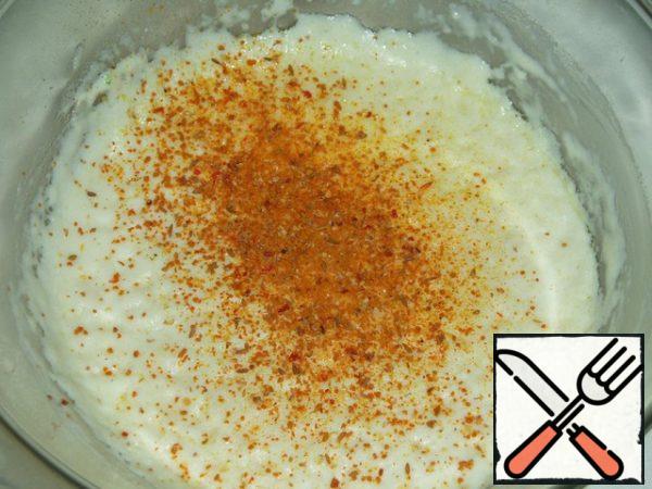 If the sauce is thick, it can be diluted with natural yogurt or milk. Add curry and salt.