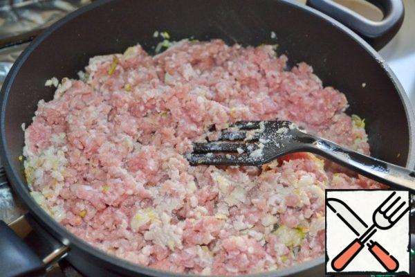 In the pan pour a little oil and put the onion.
When the onion becomes transparent, add the minced meat.
Mix thoroughly, breaking up lumps. Salt.
Fry until all the liquid evaporates.