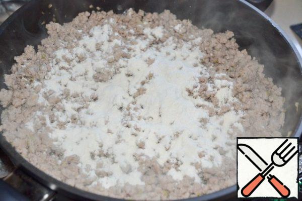 Add 2 tablespoons of flour (we collect flour with a spoon without fanaticism, the hill is small).
Mix it.