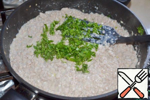 Gradually add one and a half cups of hot milk, mixing thoroughly each time.
Add spices.
Add the parsley.
Mix it. Remove from the heat and set aside.