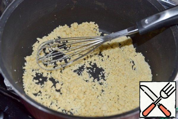 Prepare the sauce.
Pour 6 tablespoons of olive oil into a saucepan, do not forget about the butter.
Add 5 tablespoons of flour and mix.