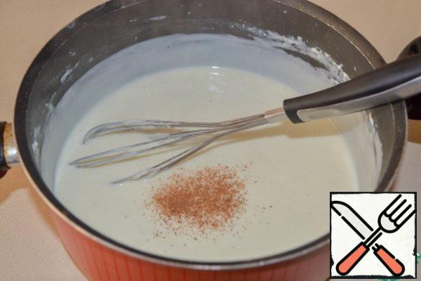 Remove from the heat, add a pinch of nutmeg.
Mix it.