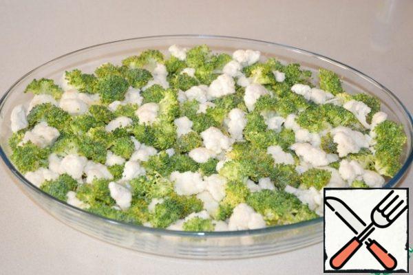 Then spread the broccoli and cauliflower.
It is better to divide them into small pieces to make it easier to eat.
Be sure to salt.