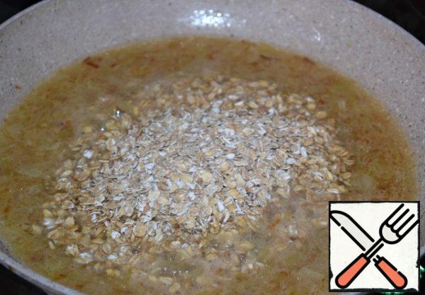Add the oat flakes, stir and cook for 5 minutes on low heat. Remove from heat and cool.

