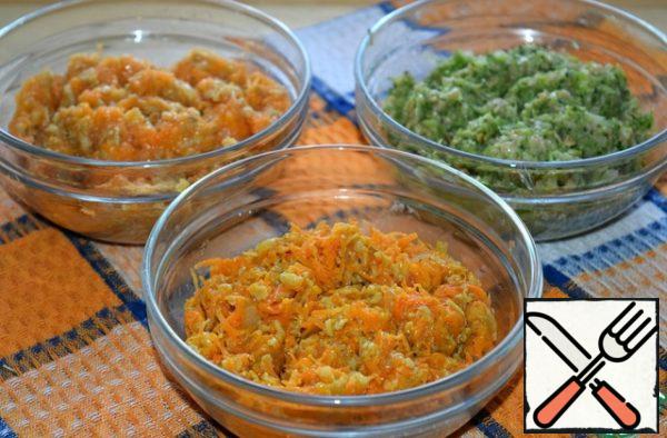 Divide the mass into three equal parts. Add carrots to one, pumpkin to the other, and broccoli to the third. Mix.
