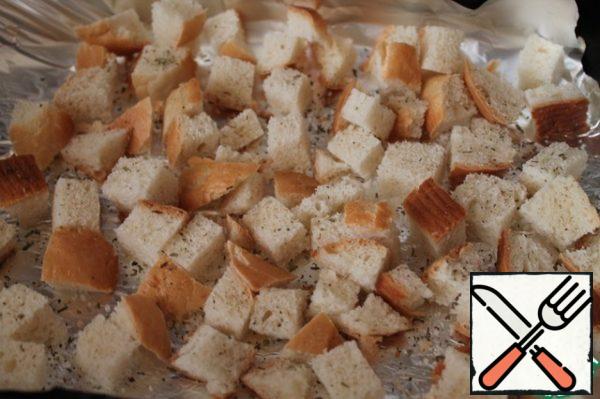 Bread cut into cubes, sprinkle with salt and herbs, send in the oven for 6-8 minutes and dry at 180-200 degrees.