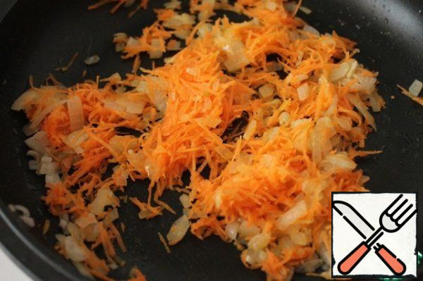 Onions and garlic finely chop, sauté in vegetable oil. Add the grated carrots and sauté for a few minutes. Remove from the stove.