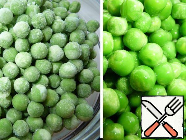 Rinse the green peas from the freezer with warm water, let the excess drain.
