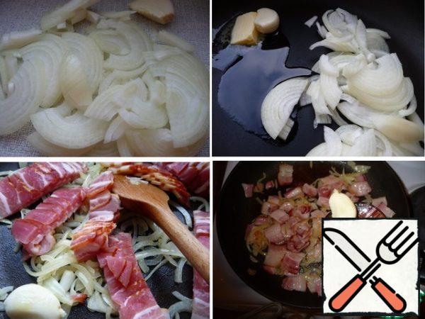 Onions cut into half rings. In the pan pour olive oil, add butter, garlic. Lightly fry onions over medium heat, a little salt. Add the bacon, diced. Lightly fry it to remain transparent and not burned. Remove the garlic.