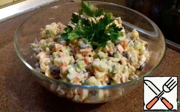 Season with low-fat mayonnaise to taste, and our salad is ready!