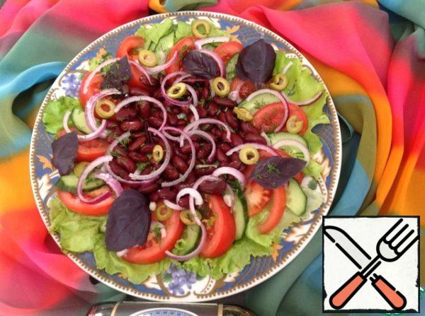 Cut the olives into rings. Chop the greens. Add to the salad.