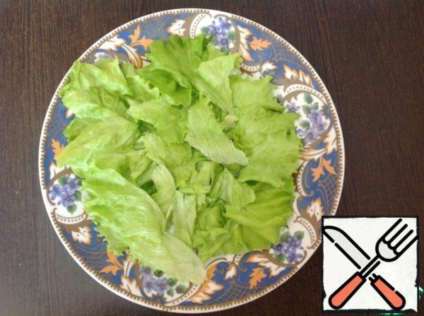 Rinse the lettuce leaves. Coarsely cut or tear with hands. Put on a flat dish.