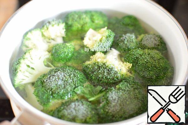 Broccoli disassemble on inflorescences, cut the stalk and boil for 5 minutes at boiling;
Drain the water;