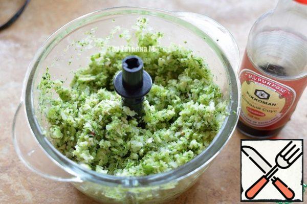 Add oil and soy sauce (add liquid ingredients gradually, may need more/less depending on the size of broccoli and your taste for salt), it took me as much as I indicated in the ingredients, the paste should not crumble, and should be well taken with a spoon/knife;