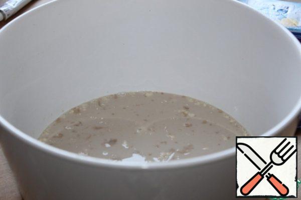 The leavened dough in warm milk dissolve the yeast, half the sugar and 2 tbsp of flour from the total.
