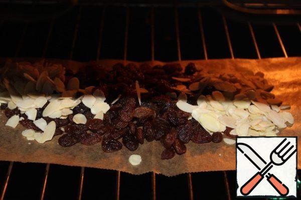 In a warm oven to put 3 St l almonds and raisins for 5 minutes.