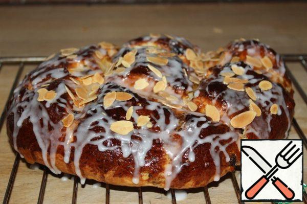 Almond petals - 1 tbsp.l. fry in a dry frying pan (required!!!).
To make the bread warm, smear it with jam.
The finished glaze (I made the glaze myself - I mixed powdered sugar with a small amount of hot water) is spread on jam.
Sprinkle almond petals on top.
