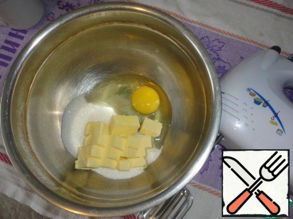 Butter at room temperature, egg (take out in advance so that it is not cold) and sugar beat with a mixer until smooth.
