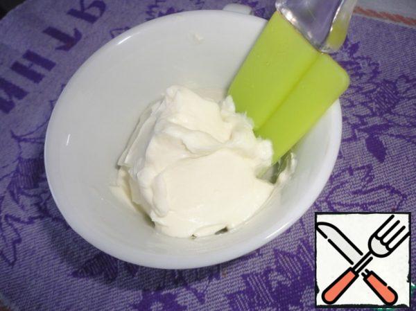 Whisk the curd cheese with powdered sugar and you can smear the cakes with it.
