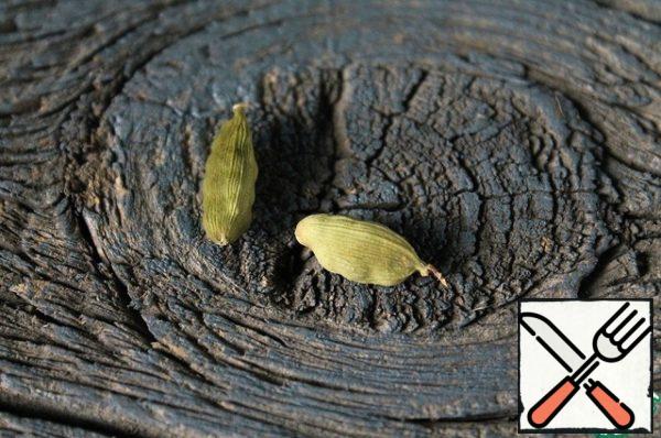 Remove the cardamom seeds and chop them.
