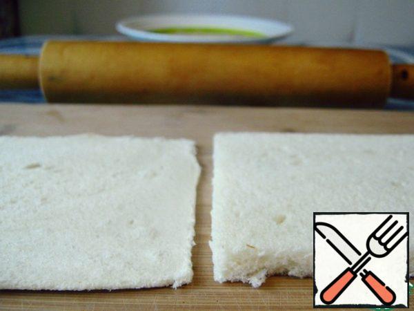 Roll out the prepared slices of bread.
